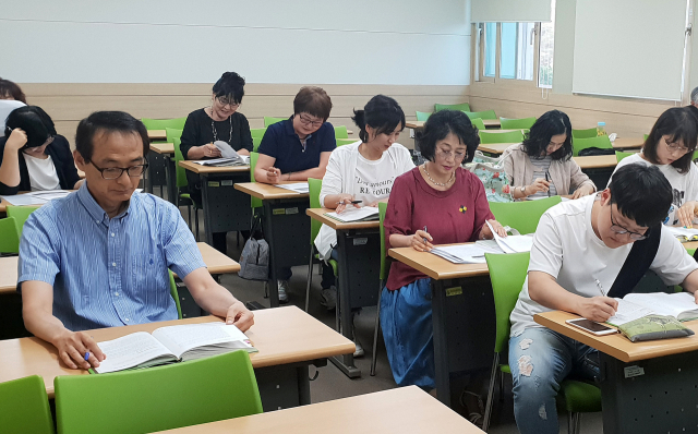 대구대학교 실버복지상담학과 학생들이 시험 준비를 하고 있다. 대구대학교 제공