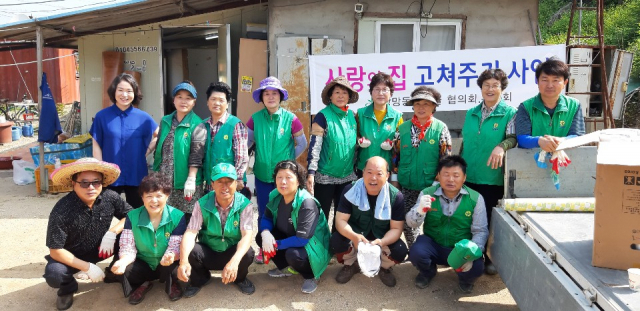 새마을단체 회원들이 어려운 이웃을 위해 도배장판 봉사를 했다. 영주시 제공