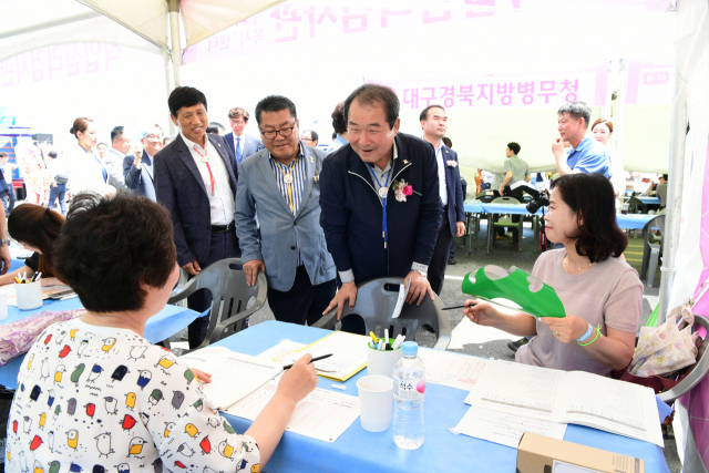 김충섭 김천시장이 2019 김천일자리한마당에 참여한 중소기업 관계자에게 지역인재 채용을 당부하고 있다. 김천시 제공