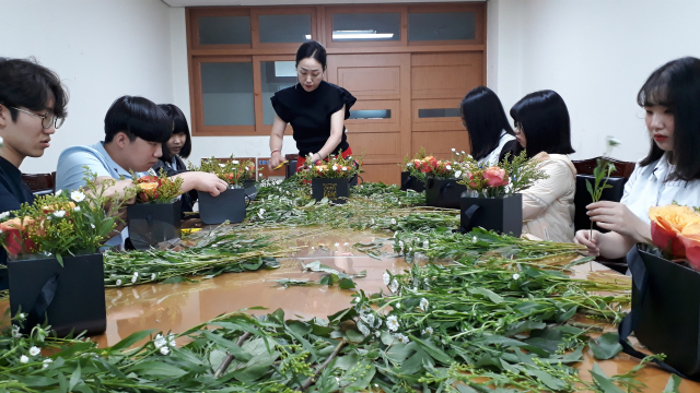 군위고 원예 테라피 수업. 학생들은 꽃바귀니 만들기를 통해 재미와 자신감을 되찾고 있다.