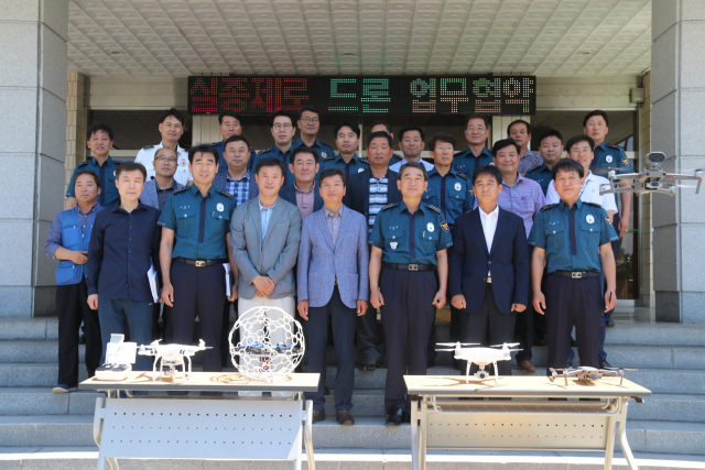 영천경찰서와 대경무인항공교육원 및 미래드론교육원 관게자들이 업무협약 체결 후 기념촬영을 하고 있다. 영천경찰서 제공