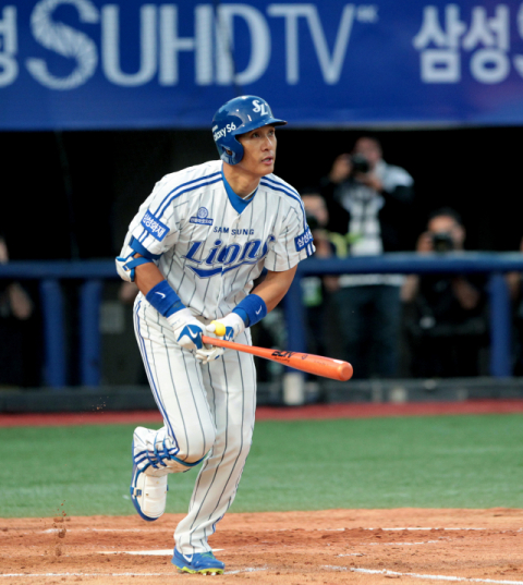 2015년 6월 3일 포항야구장에서 열린 2015 KBO 리그 삼성 라이온즈와 롯데 자이언츠 경기 3회말 2사에서 삼성 이승엽이 개인통산 400홈런을 치고 있다. 삼성 라이온즈 제공