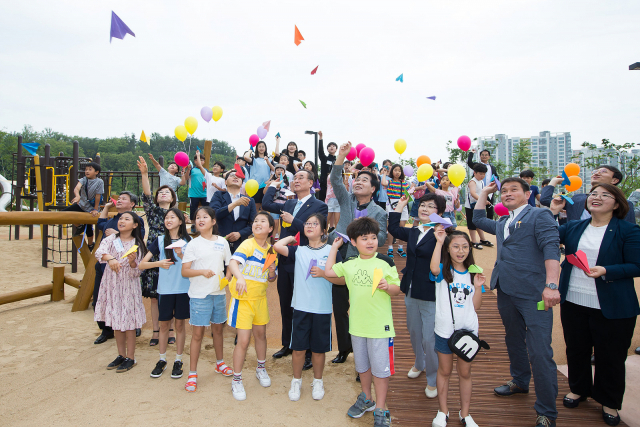 26일 경북 구미 산동면 신당리 근린공원 4호에서 꿈을 담은 놀이터 준공식에 참석한 내빈들과 아이들이 종이비행기를 날리고 있다. 구미시 제공