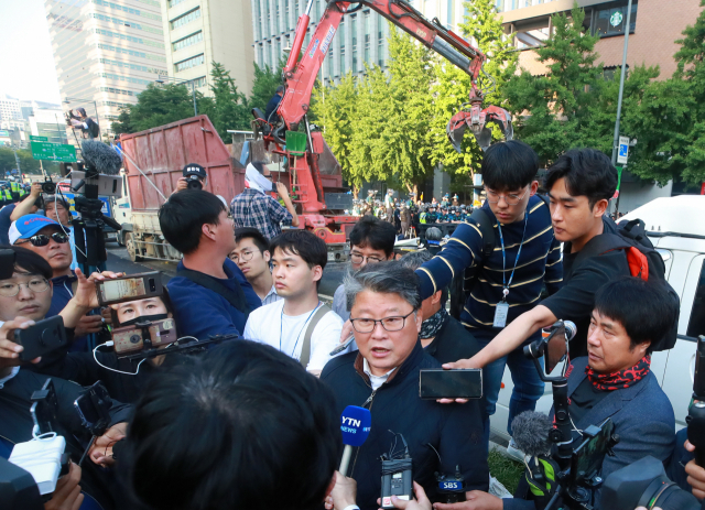 25일 오전 서울 종로구 광화문 광장에서 농성 중이던 대한애국당(우리공화당) 천막에 대하여 서울시와 용역업체 관계자들이 철거 작업을 마친 뒤 조원진 당 대표가 취재진에게 행정대집행 관련 입장을 밝히고 있다. 서울시는 오전 5시 20분부터 천막 2동 등 불법 설치물에 대한 행정대집행을 실시 중이다. 대한애국당은 24일 당명을 