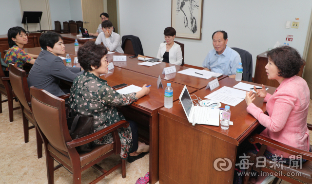 매일신문 창간 73주년 기념 세대공감토크가 26일 매일신문 회의실에서 열리고 있다. 성일권 기자 sungig@imaeil.com