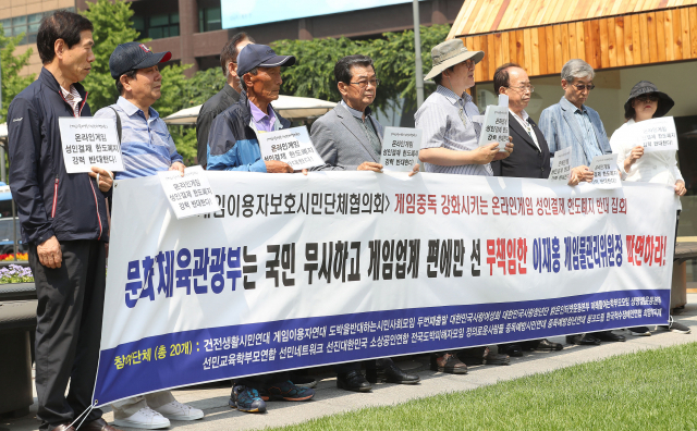 12일 오후 서울 광화문광장 이순신 동상 앞에서 열린 