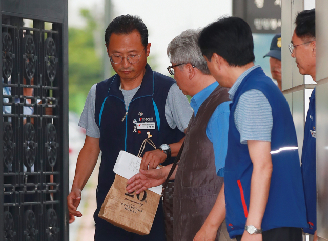 국회 앞 집회에서 불법행위를 주도한 혐의(공무집행방해, 집회및시위에 관한 법률 위반 등)로 구속됐던 김명환 민주노총 위원장이 27일 오후 서울 구로구 남부구치소에서 석방돼 구치소를 나서고 있다. 서울남부지법은 이날 김 위원장에 대한 구속적부심을 한 뒤 보증금 1억원을 조건으로 김 위원장에 대한 석방 결정을 내렸다.김 위원장은 석방의 조건으로 거주지 이전시 법원의 허가를 받아야 하고, 법원의 소환에도 응해야 한다. 해외 여행시에도 법원 허가를 받아야 한다. 연합뉴스