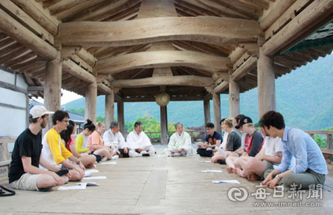 병산서원 만대루에서 서원 체험에 나서고 있는 관광객들. 매일신문 D/B