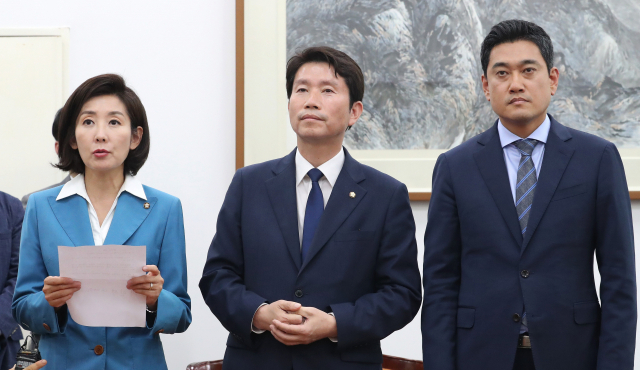 자유한국당 나경원(왼쪽부터), 더불어민주당 이인영, 바른미래당 오신환 원내대표가 지난달 28일 오후 국회 운영위원장실에서 본회의 관련 원포인트 합의문 발표를 하고 있다. 연합뉴스