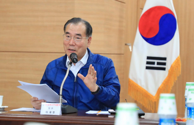 이개호 농림축산식품부 장관이 27일 경남 창녕 마늘 건조·가공현장을 방문하여 생산 농가 관계자들을 격려하고 수급안정대책을 설명하고 있다. 농림축산식품부 제공