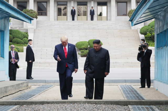 도널드 트럼프 미국 대통령과 북한 김정은 국무위원장이 30일 오후 판문점 군사분계선 북측 지역에서 인사한 뒤 남측으로 향하고 있다. 연합뉴스