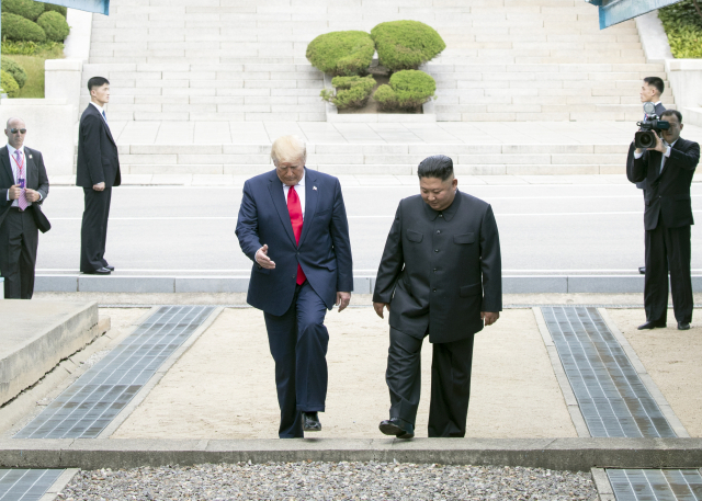 도널드 트럼프 미국 대통령과 김정은 북한 국무위원장이 30일 판문점에서 함께 군사분계선을 넘어 남측으로 넘어오고 있다. 연합뉴스