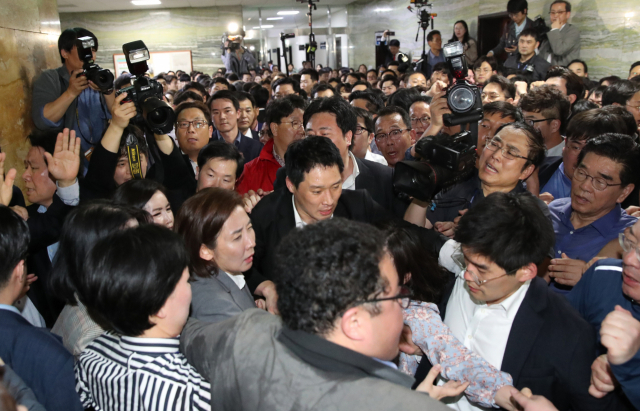 자유한국당 의원과 보좌관들이 지난 4월 25일 국회 의안과 진입을 시도하다 국회 관계자들과 몸싸움을 벌이고 있다. 연합뉴스