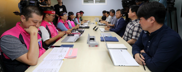 2일 서울 강남구 스마트워크센터에서 총파업을 앞두고 열린 교육당국-학교비정규직연대회의간 막판 협상에서 양측 실무교섭단이 대화하고 있다. 연합뉴스