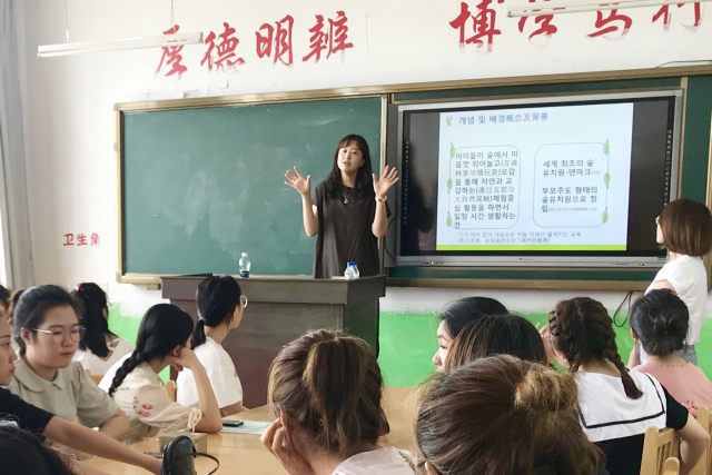 최근 중국 백성사범대학을 찾은 대구가톨릭대 아동학과 방문단이 아동교육 우수사례를 전달하고 있다. 대구가톨릭대 제공