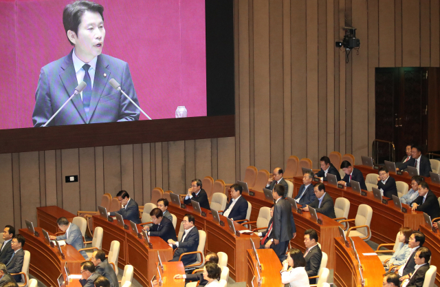 3일 국회 본회의장에서 자유한국당 의원들이 더불어민주당 이인영 원내대표 교섭단체 대표연설을 듣고 있다. 연합뉴스