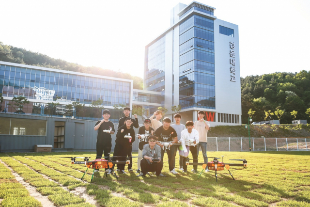 경운대 무인기공학과 학생들이 무인비행교육원에서 드론 연습을 한 후 대한민국 무인기산업 발전에 앞장서겠다는 각오를 다지고 있다. 경운대 제공