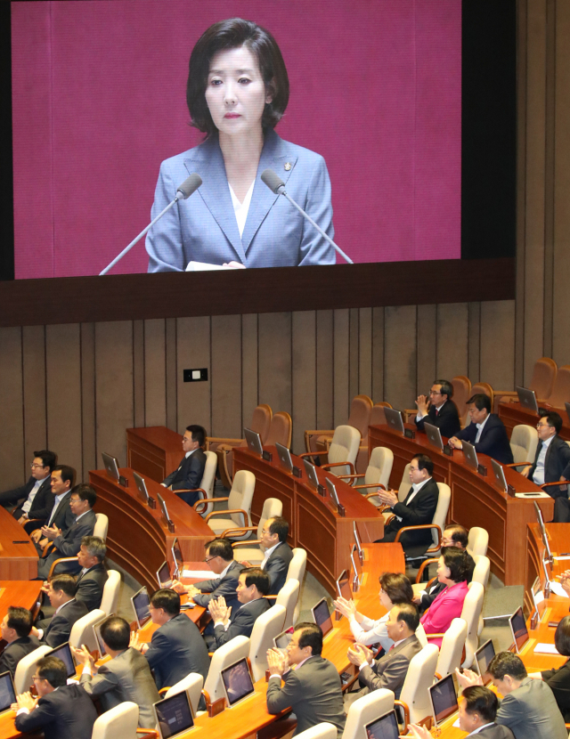 자유한국당 의원들이 4일 국회 본회의장에서 열린 나경원 원내대표 교섭단체 대표연설에서 박수치고 있다. 연합뉴스