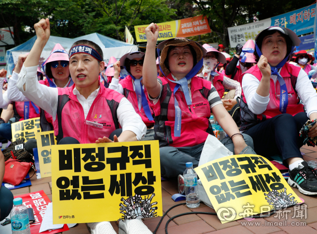 학교 비정규직 노동자들이 파업 이틀째인 4일 오후 대구시교육청 앞에 모여 총파업 집회를 열고 있다. 800여 명의 학교 비정규직 노동조합원이 참여해 공공부문 비정규직 철폐와 최저임금 원상 회복 등을 정부에 촉구했다. 우태욱 기자 woo@imaeil.com