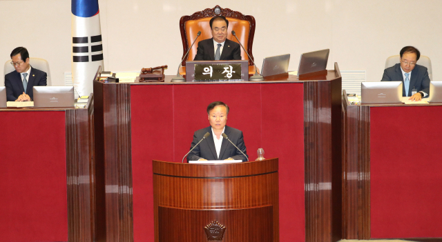 국회 예산결산특별위원장에 당선된 자유한국당 김재원 의원이 5일 오전 국회 본회의장에서 당선인사를 하고 있다. 연합뉴스