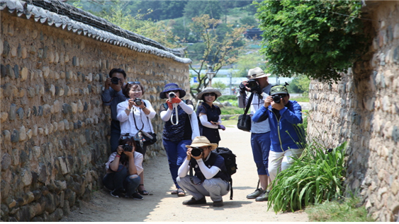 경상북도환경연수원 환경사진반 수강생들이 사진 촬영을 하고 있다. 경상북도환경연수원 제공