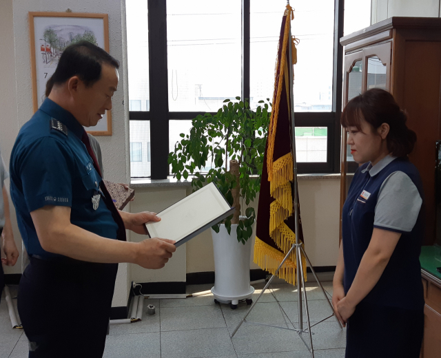 지난 2일 보이스피싱 범죄로부터 고객 예금을 지킨 상주 공검우체국의 이은주 주무관(오른쪽)이 강성모 상주경찰서장으로 부터 표창장을 받고 있다. 경북우정청 제공