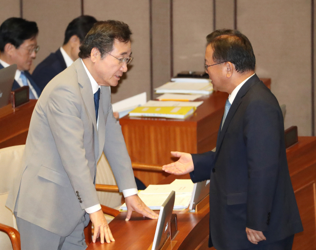 이낙연 국무총리(왼쪽)가 9일 오후 국회 본회의장에서 열린 비교섭단체 대표연설에 참석하며 더불어민주당 김부겸 의원과 대화하고 있다. 연합뉴스