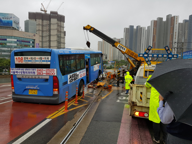 10일 오후 포항 남구 대잠동 대잠고가도로 갈림길 난간과 충돌한 108번 시내버스 사고를 경찰과 포항시 공무원 등이 수습하고 있다. 배형욱 기자