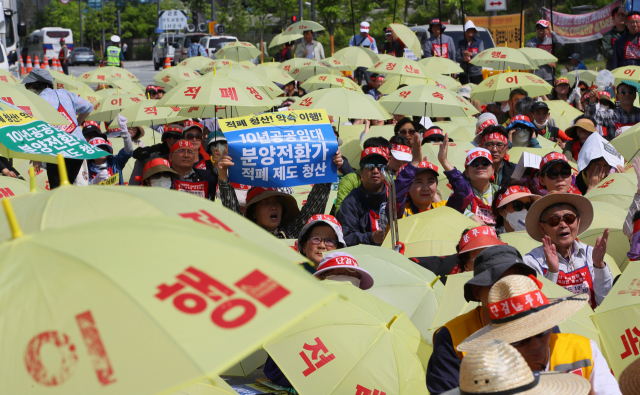 전국LH중소형 10년공공임대아파트연합회 주민들이 14일 세종시 정부세종청사 국토교통부 앞에서 시간에 근접한 감정평가액이 아닌 