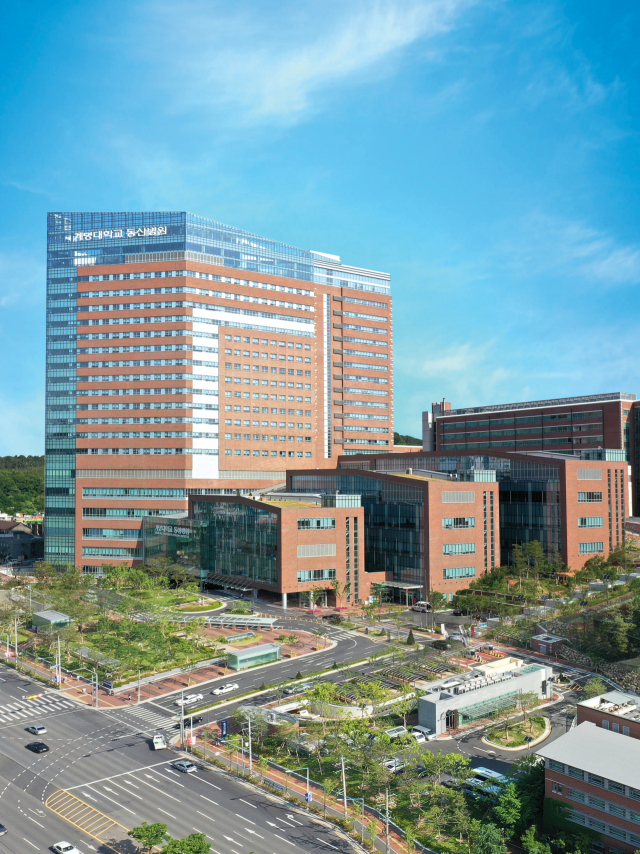 계명대학교 동산병원이 성서로의 이전에 발맞춰 최첨단 장비 및 시스템, 진료 환경 등 국제적 수준의 하드웨어를 갖췄다. 계명대학교 동산병원 전경