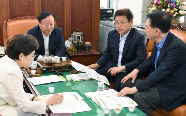 11일 국회 예산결산위원장실에서 김재원 예결위원장과 대구경북 지역구 예결위원과 국회의원, 이철우 경상북도지사는 내년도 국비 예산 확보를 위한 협의를 했다. 경북도 제공