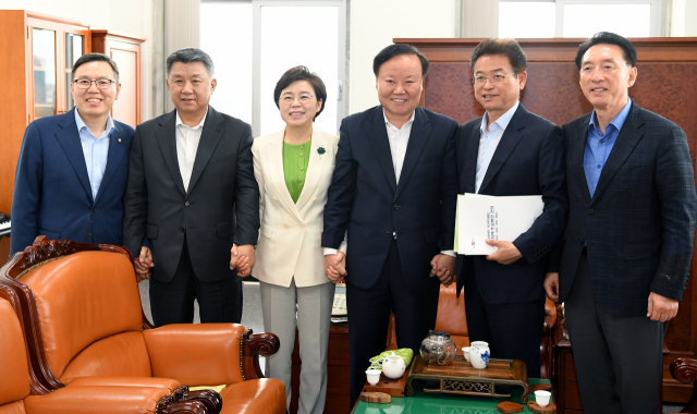 11일 국회 예산결산위원장실에서 김재원 예결위원장과 대구경북 지역구 예결위원과 국회의원, 이철우 경상북도지사는 내년도 국비 예산 확보를 위한 협의를 했다. 경북도 제공