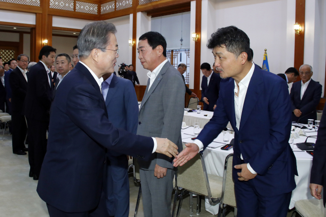 문재인 대통령이 10일 오전 청와대에서 일본의 수출규제 조치와 관련한 대책을 논의하기 위해 열린 경제계 주요 인사 초청 간담회에 입장하며 김범수 카카오 의장 등 30대 기업 대표들과 인사하고 있다. 연합뉴스