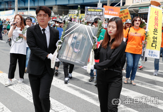 초복인 12일 낮 대구 칠성시장에서 동물자유연대와 동물행동권 카라 소속 회원 100여 명이 