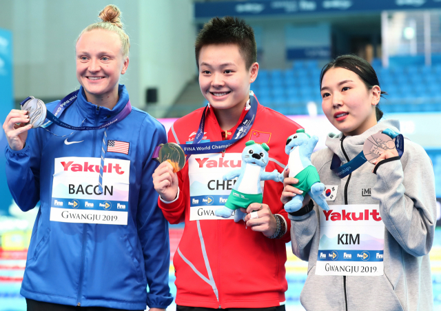 김수지가 13일 오후 광주 광산구 남부대 시립국제수영장에서 열린 2019 광주세계수영선수권대회 다이빙 여자 1ｍ 스프링보드 시상식에서 동메달을 목에 건 채 기념촬영을 하고 있다. 한국 다이빙 사상 처음이자 박태환 이후 8년 만에 나온 세계선수권 메달이다. 왼쪽부터 은메달 미국 사라 베이컨, 금메달 중국 천이원, 동메달 김수지. 연합뉴스