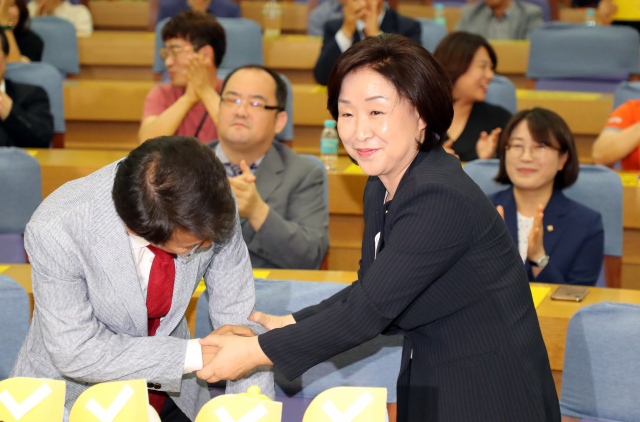 정의당 심상정 신임대표가 13일 서울 여의도 국회 의원회관에서 열린 제5기 대표단 선출 보고대회에서 신임대표로 선출된 후 양경규 후보의 축하를 받고 있다. 연합뉴스