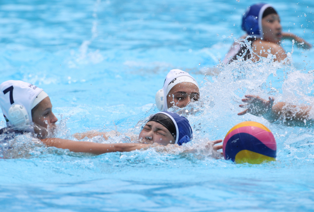 14일 오전 광주 광산구 남부대학교 수구경기장에서 열린 2019광주세계수영선수권대회 수구 여자부 조별리그 B조 1차전 한국과 헝가리의 경기에서 한국 경다솔이 상대 선수들의 강한 수비를 받고 있다. 연합뉴스