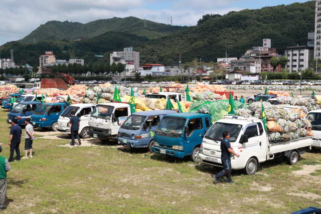 예천군새마을회 회원들이 12일 지난해부터 수거한 농약빈병과 헌옷 등 재활용품 40여t을 재활용품 센터로 보내기 위해 한 곳에 모아 분리하는 작업을 하고 있다. 예천군 제공