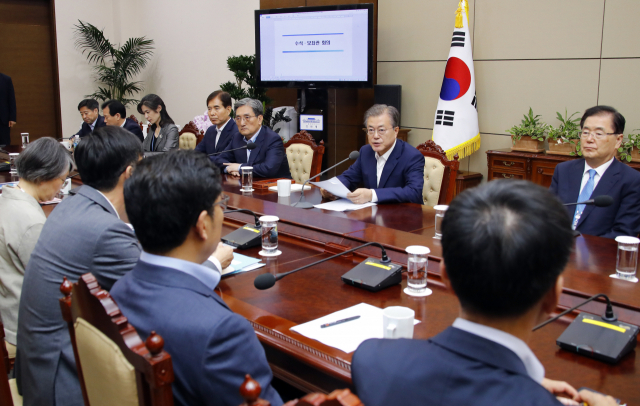 문재인 대통령이 15일 오후 청와대에서 열린 수석보좌관 회의에서 발언하고 있다. 연합뉴스