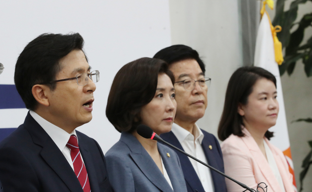 황교안 자유한국당 대표가 15일 국회에서 일본 관련 기자회견을 하고 있다. 연합뉴스