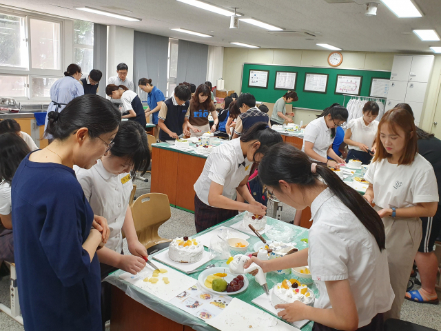 장산중학교 선생님과 학생들이 교내 과학실에서 선생님과 함께 만드는 달콤한 시간-사제동행 케잌 만들기를 하고 있다. 장산중 제공