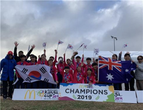 대구 동부고등학교 여자축구부가 2019 호주 캉가컵 국제축구대회 U-18 여자부에서 우승을 차지한 뒤 기념촬영을 하고 있다. 대구시체육회 제공.