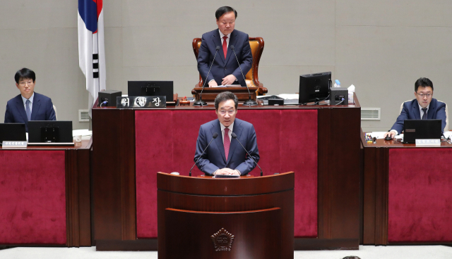 이낙연 국무총리가 12일 오전 열린 국회 예산결산특별위원회 전체회의에서 인사말하고 있다. 연합뉴스