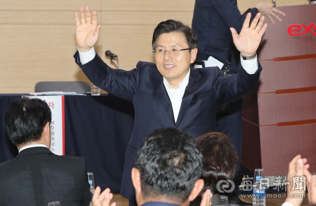 황교안 자유한국당 대표가 16일 대구 엑스코에서 열린 대구 경제 살리기 토론회에 참석, 축사를 한 뒤 인사를 하고 있다. 성일권 기자 sungig@imaeil.com