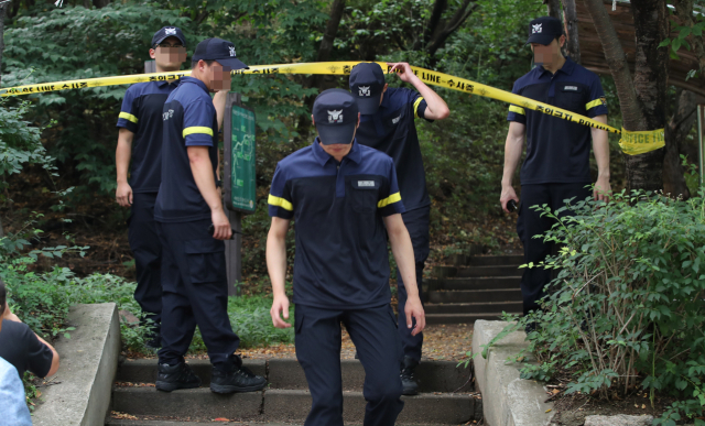 16일 오후 정두언 전 새누리당(자유한국당 전신) 의원이 숨진 채 발견된 서대문구 홍은동 한 야산 입구를 경찰이 통제하고 있다. 연합뉴스