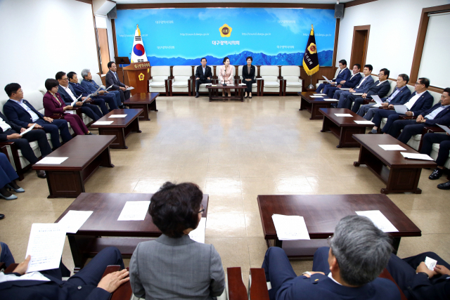 대구시의회는 16일 임시회 본회의 개회 직후 전체의원 회의를 열어 대구시청 신청사 건립과 관련 중립입장을 계속 견지할 것임을 선언했다.