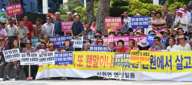 17일 경남 거창군청 앞에서 신원면 주민 400여명이 참석한 가운데 돈사 건립 결사반대 집회가 열렸다. 이상재 기자