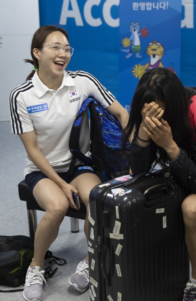 대한민국 경영 국가대표 김서영이 17일 오후 광주 선수촌 웰컴센터에 도착, 동료들과 대화를 하고 있다. 연합뉴스