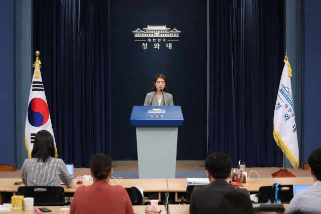 12일 오후 청와대에서 고민정 대변인이 일본 수출규제 조치관련 브리핑에서 취재진의 질문에 답하고 있다. 연합뉴스