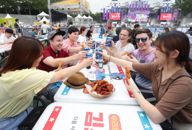 17일 오후 대구 치맥페스티벌에서 축제를 찾은 이들이 함께 건배하며 치맥(치킨+맥주)를 즐기고 있다. 올해로 7회째인 치맥 페스티벌은 21일까지 두류공원과 평화시장, 서부시장, 이월드 일원에서 열린다. 행사에서는 다양한 종류의 치킨과 맥주를 즐길 수 있으며 각종 공연도 이어진다. 연합뉴스